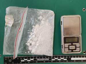 z lewej strony woreczek z amfetaminą, z prawej waga dilerska