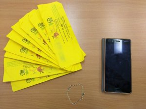 odzyskane bony towarowe, telefon komórkowy i łańcusze