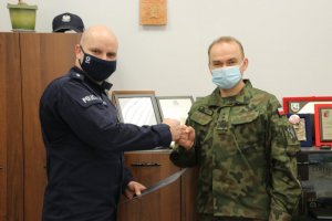 po lewej stronie Komendant Powiatowy Policji w Węgorzewie, po prawej Dowódca 11 Pułku Artylerii