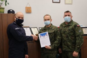 od lewej stronie nadkom. Marcin Karmowski Komendant Powiatowy Policji w Węgorzewie, następnie płk  Mariusz Majerski Dowódca 11 Pułku Artylerii oraz st. chor. sztab.Robert  Kopiczko