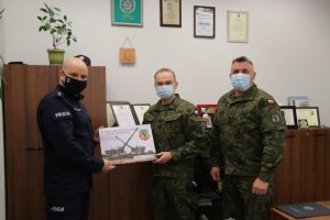 od lewej stronie nadkom. Marcin Karmowski Komendant Powiatowy Policji w Węgorzewie, następnie płk  Mariusz Majerski Dowódca 11 Pułku Artylerii oraz st. chor. sztab.Robert  Kopiczko