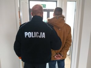 zatrzymany 30-latek wraz z policjantem