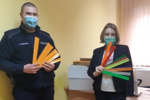 dzielnicowy asp. Paweł Pietrasz i przedstawiciel Gminnej Komisji Rozwiązywania problemów Alkoholowych w Budrach