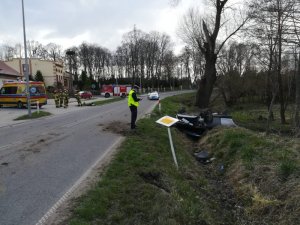 toyota znajdująca się w rowie oraz policjant ruchu drogowego