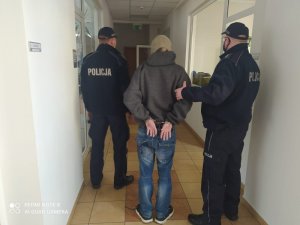 zatrzymany 36-latek o obok po obu stronach policjanci