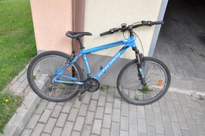 skradziony rower na tle garażu