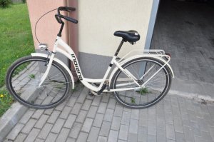 skradziony rower na tle garażu