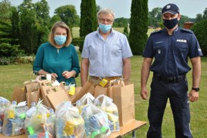 na pierwszym planie stoliki z nagrodami dla dzieci a za nimi przewodnicząca GKRPA w Budrach, obok wójt gminy Budry , a następnie Komendant Powiatowy Policji w Węgorzewie