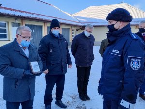 Komendant w trakcie podziękowań dla Pana Krzysztofa Kołaszewskiego Burmistrza Węgorzewa