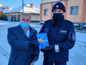 Komendant podczas przekazania Profilaktyki Smyka Burmistrzowi Krzysztofowi Kołaszewskiemu