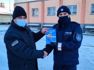 Komendant podczas przekazania Profilaktyki Smyka Wójtowi Bohdanowi Mohyła
