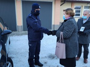 Pani Starosta Marzenna Supranowicz podczas przekazania kluczyków od radiowozu policjantowi wydziału kryminalnego