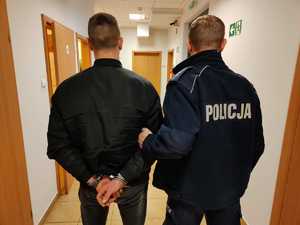 z lewej strony zatrzymany z prawej policjant