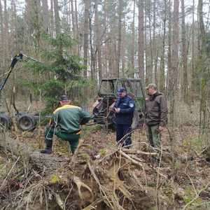 Z lewej strony pracownik leśny , po środku policjant, a z prawej strony strażnik leśny