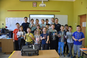 cała klasa wraz z policjantakami