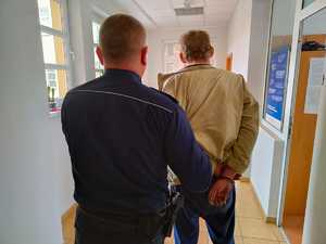 z lewej strony policjant z prawej zatrzymany 39-latek