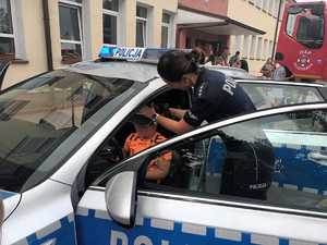 dzieci z Ukrainy radiowóz oraz policjantka