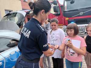 dzieci z Ukrainy radiowóz oraz policjantka
