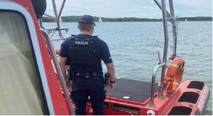 policjant na łodzi straży pożarnej