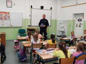 dzielnicowy oraz uczniowie szkoły