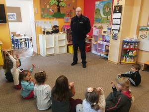 policjant wraz z dziećmi ze szkoły