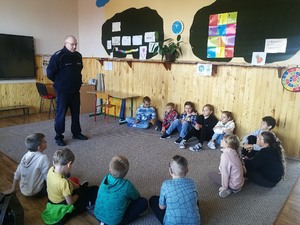 policjant wraz z dziećmi ze szkoły