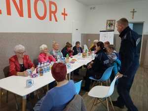 policjanci podczas spotkania z seniorami