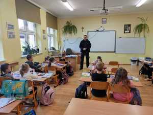 policjant wraz z dziećmi