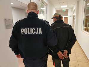 z prawej strony policjant, a po lewej zatrzymany