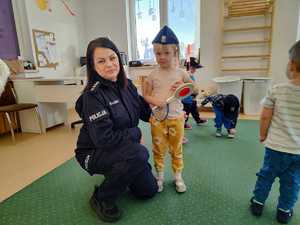 policjantka z dziewczynka z przedszkola