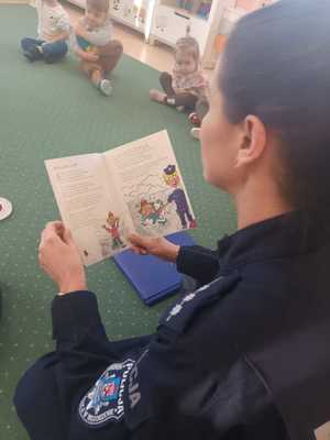 policjantka z dziewczynka z przedszkola