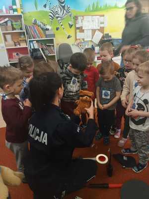 policjantka z dziewczynka z przedszkola