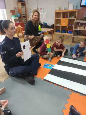 policjantka na spotkaniu z przedszkolakami