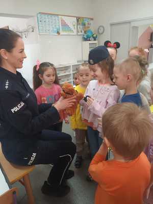policjantka na spotkaniu z przedszkolakami