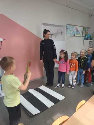 policjantka na spotkaniu z przedszkolakami