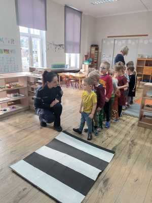 policjantka na spotkaniu z przedszkolakami