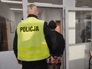 policjant  z zatrzymanym