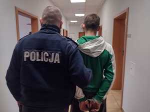 z prawej strony policjant  z lewej zatrzymany