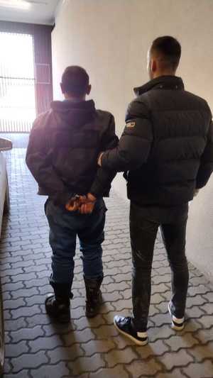 z prawej strony zatrzymany z lewej policnat