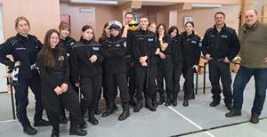 uczniowie z węgorzewskiego liceum wraz z policjantami