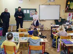 policjant podczas spotkania z uczniami