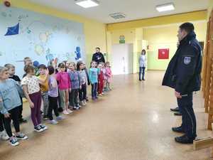 policjant podczas spotkania z uczniami