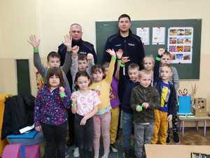 policjant podczas spotkania z uczniami