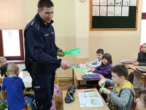 policjant podczas spotkania z uczniami