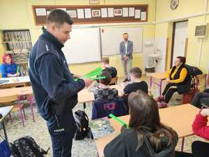 policjant podczas spotkania z uczniami