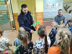policjant podczas spotkania z uczniami
