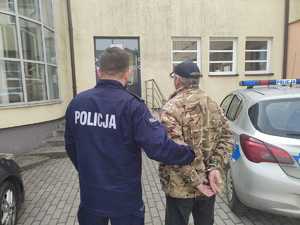 z lewej strony poszukiwany z prawej policjant