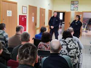 policjanci na spotkaniu z uczestnikami Warsztatów Terapii Zajęciowej
