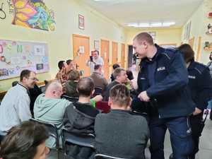 policjanci na spotkaniu z uczestnikami Warsztatów Terapii Zajęciowej
