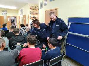 policjanci na spotkaniu z uczestnikami Warsztatów Terapii Zajęciowej